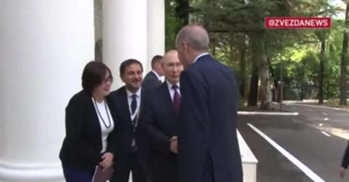 Rusya Devlet Başkanı Vladimir Putin Başkan Recep Tayyip Erdoğan'ı böyle karşıladı! İkili arasında tebessüm ettiren diyalog