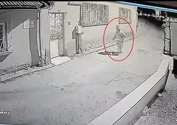 Palyaço kıyafetli sır kişi yakalandı! Elindeki bakın ne çıktı