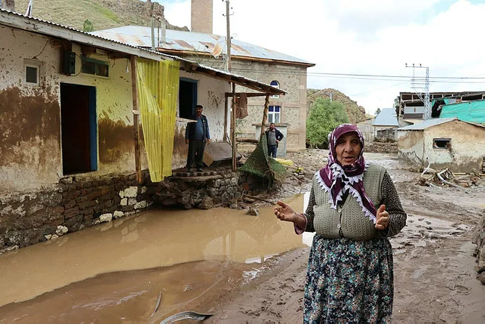 Oltu'da sağanak yağış sele dönüştü - 1