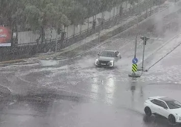 Diyarbakır'da dolu ve sağanak etkili oldu