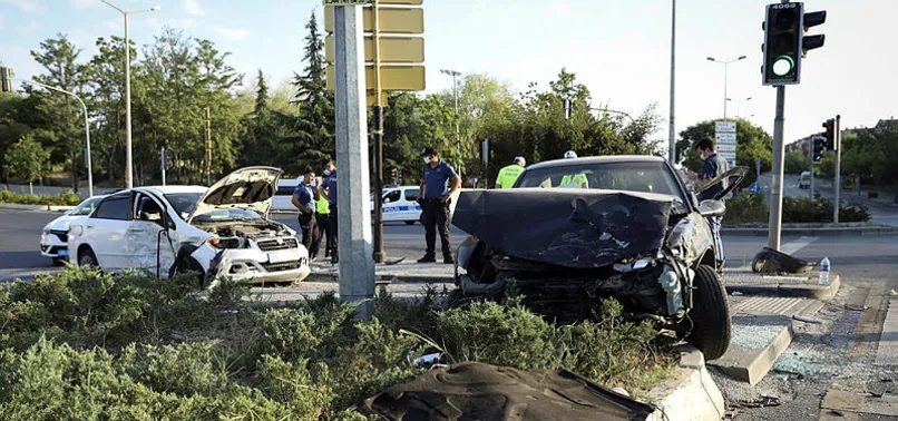 Ankara'da 2 otomobil çarpıştı: 4 yaralı