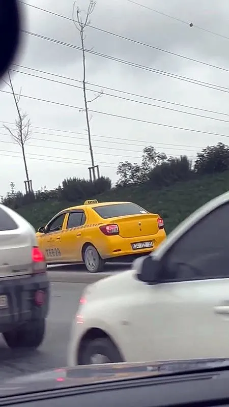 1708423332436.jpeg Trafik magandası taksici gözaltında! Kaldırıma çıkarak ilerlemişti - 2
