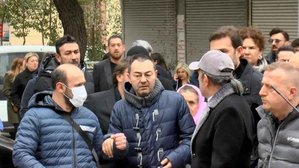 Serdar Ortaç'ın zor anları! Kardeşi Serkan Ortaç'ın cenazesinde ayakta duramadı