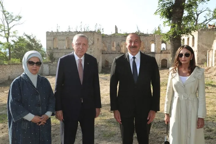 Başkan Recep Tayyip Erdoğan’ın Şuşa ziyaretine damga vuran an! İlham Aliyev’den Başkan Erdoğan’a at hediyesi