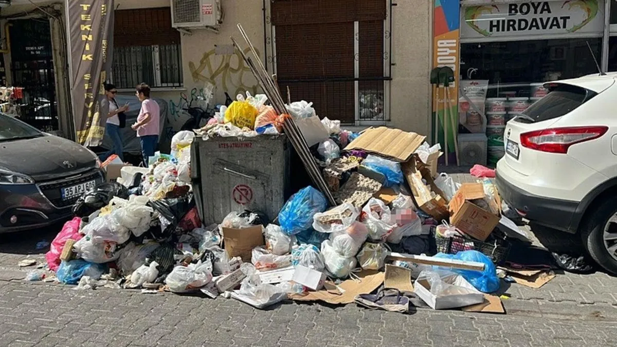 Eylem bitti ama Karşıyaka'da çöpler toplanmadı