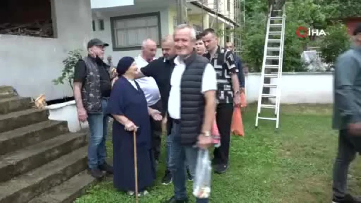 Atalarından gelen bayramlaşma geleneğini sürdürüyorlar