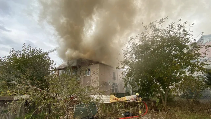 Son dakika: Üsküdar'da binanın çatısı alev alev yandı - 3
