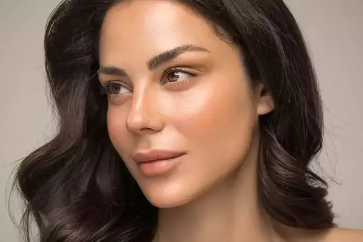 Cam gibi cildin sırrı bu tarifte! Limonun içine kırıp karıştırın...