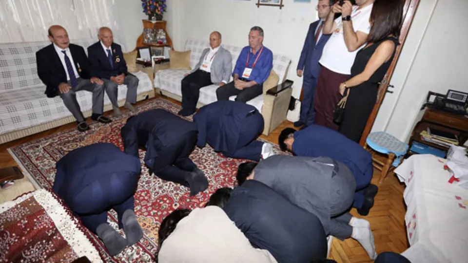 Festival için geldiler onu görünce böyle saygı gösterdiler