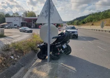 Polisin "dur" ihtarına uymayan otomobil kaza yaptı! 2 yaralı