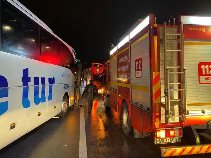 Son dakika: TEM Sapanca geçişinde otobüs kazası! Çok sayıda yaralı var - 1