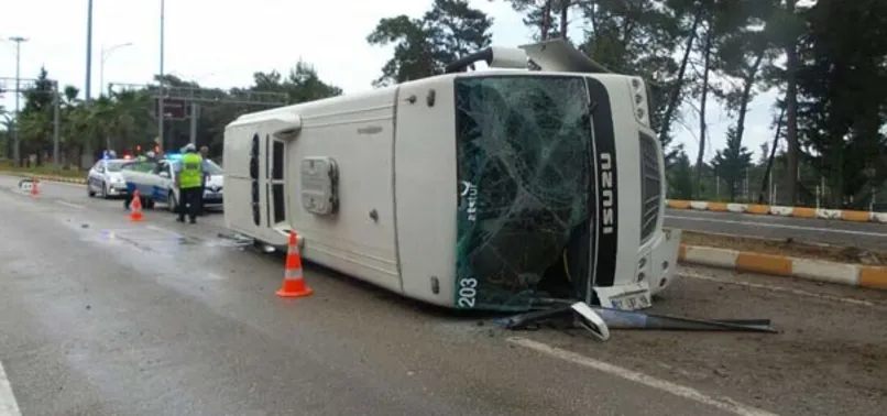 Kemer'de tur midibüsü devrildi: 13 yaralı