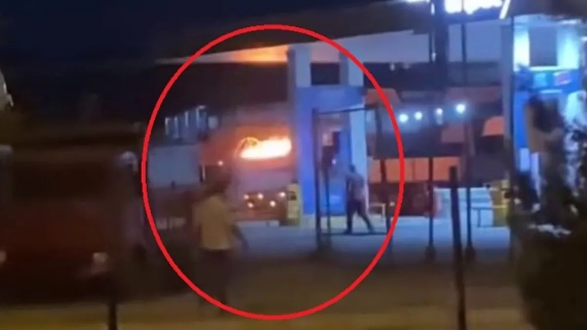 Elazığ'da karton yüklü kamyonette yangın! Akaryakıt istasyonunda korku dolu anlar yaşandı