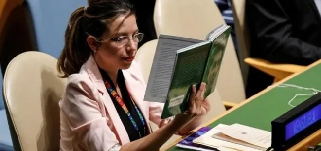 Trump, tehditler savururken Venezuelalı diplomat okuduğu kitapla gündem oldu - 1