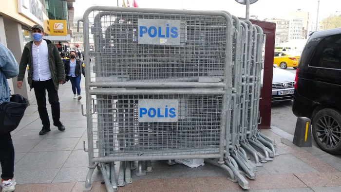Son dakika: Taksim’de 1 Mayıs tedbirleri: Polis barikatları getirildi - 2