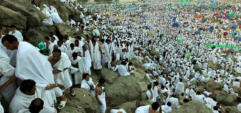 2.4 milyon hacı adayı Arafat'ta buluşuyor