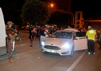 Özel Harekat Polisleri Adana'da uygulama yaptı