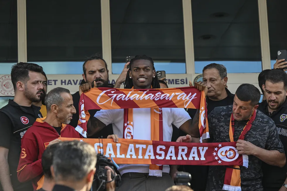 galatasaraydan-rafael-leao-hamlesi-portekizli-yildizin-transferinde-resmi-aciklama-1788018941787.jpg Galatasaray’dan Rafael Leao hamlesi! Portekizli yıldızın transferinde resmi açıklama - 1