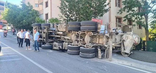 Kartal'da virajı alamayan beton mikseri devrildi! 2 yaralı
