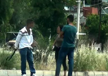 Tacizciyi pantolonundan çıkarttığı kemerle kaçırdı!