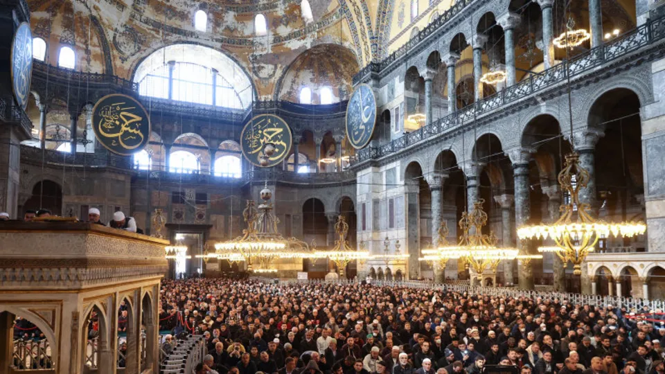 Milyonlarca Müslüman ramazanın ilk cuma namazında camilere akın etti!
