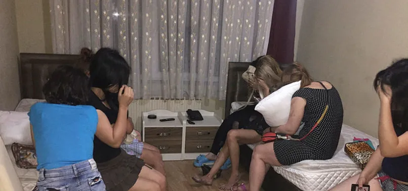 İş vaadiyle yurt dışından getirdikleri kadınlara zorla fuhuş yaptırdılar