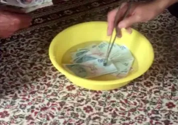Paralarını böyle dezenfekte etti: Önce yıkadı sonra da ipe astı!