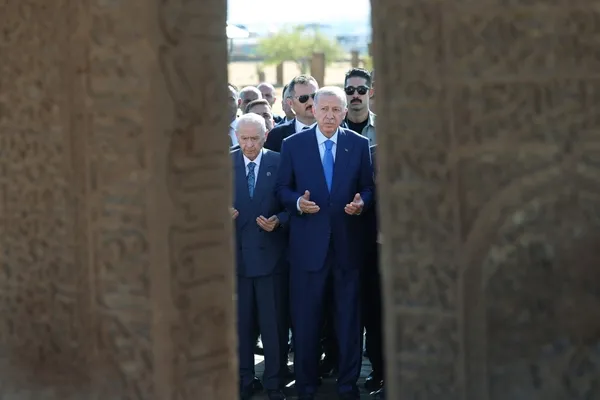 devlet-bahcelinin-sozleri-sonrasi-mhpden-ferdi-tayfurlu-dikkat-ceken-gazze-videosu-1698062316949.jpeg Devlet Bahçeli'nin sözleri sonrası MHP'den Ferdi Tayfur'lu dikkat çeken "Gazze" videosu - 1