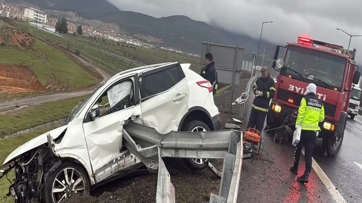 Otomobile saplanan bariyer can aldı