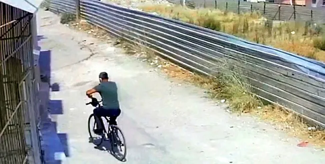 adanada-pazarda-kadinlarin-kabusu-olmustu-bisikletli-kapkacci-yakalandi-1624705224702.jpg Adana’da pazarda kadınların kâbusu olmuştu! Bisikletli kapkaççı yakalandı - 1