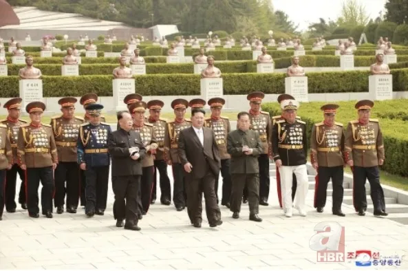 Kuzey Kore’de koronavirüs vakalarında patlama: 3 milyon kişi pozitif! Kim Jong-un’dan maskesiz ve mesafesiz tören 5
