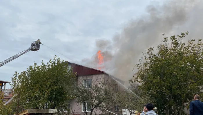Son dakika: Üsküdar'da binanın çatısı alev alev yandı - 1