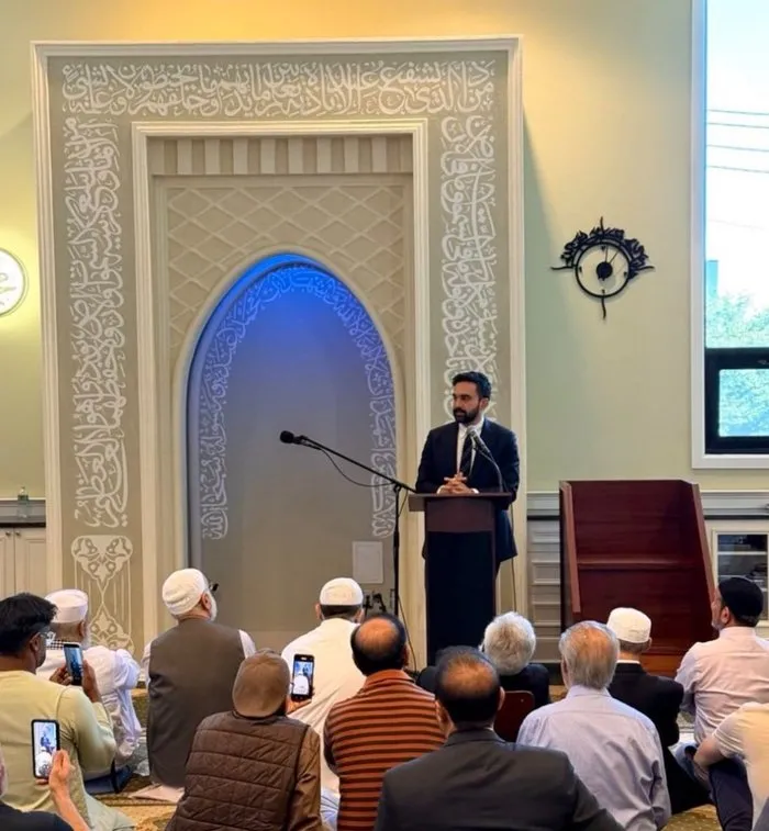 Zohran Mamdani New York'taki bir camide New Yorklulara seslenirken (X)