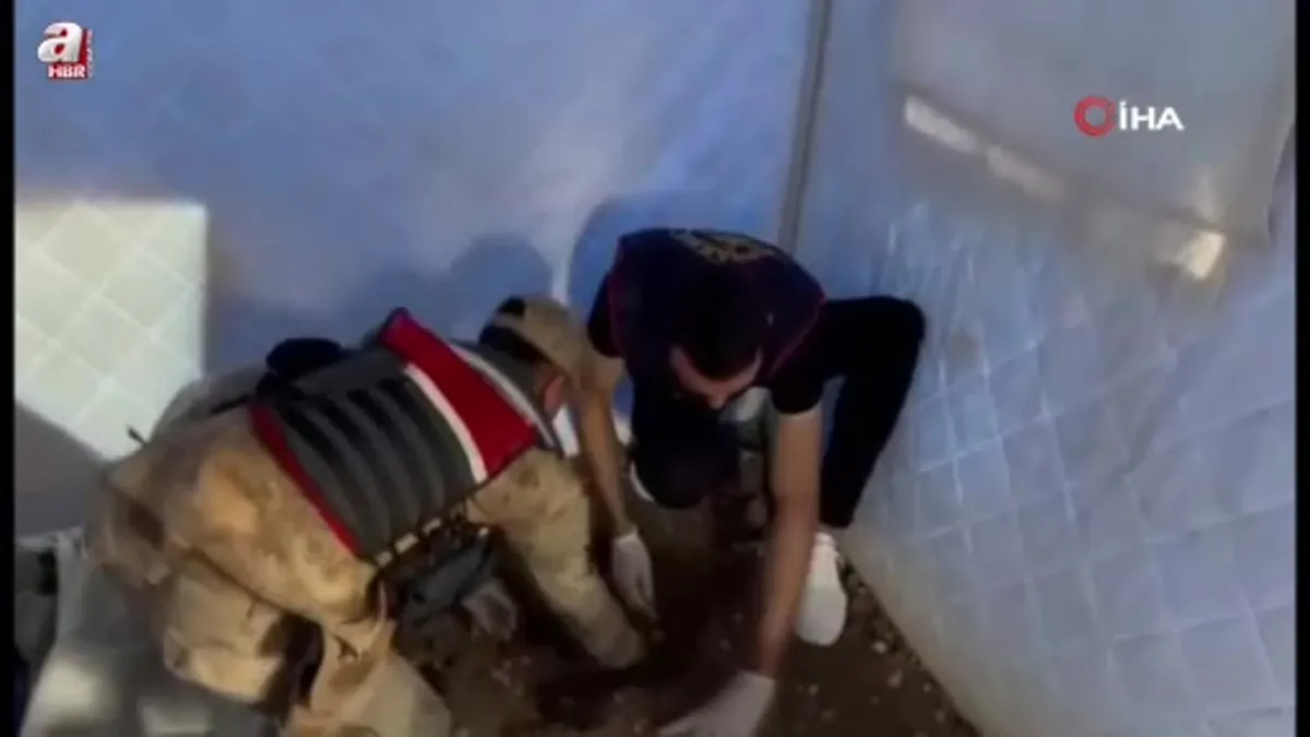 Hatay'da uyuşturucu bulunan kovayı deprem çadırının içerisinde toprağa gömdü