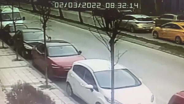 kagithanede-maganda-dehseti-cocuklu-kadinin-otomobilinin-onunu-kesip-1650872615544.jpg Kağıthane’de maganda dehşeti! Çocuklu kadının otomobilinin önünü kesip… - 4