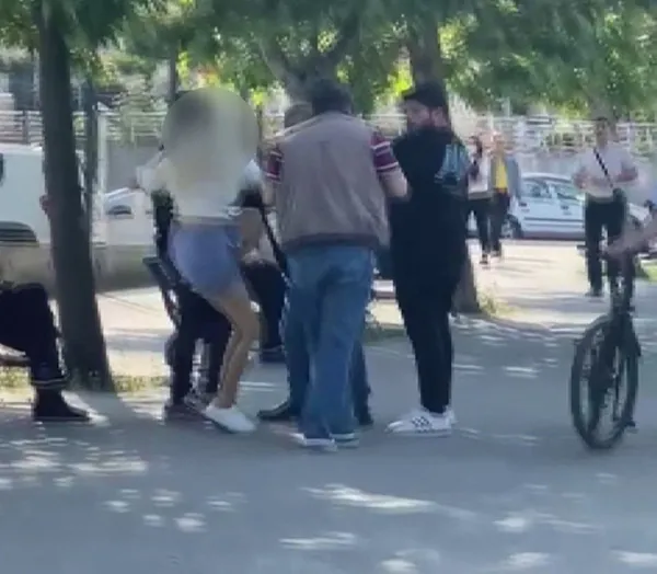 etek-giyen-kadinin-videosunu-cekti-tacizciye-meydan-dayagi-nasil-adamsin-1653462702585.jpg Etek giyen kadının videosunu çekti! Tacizciye meydan dayağı: Nasıl adamsın? - 3
