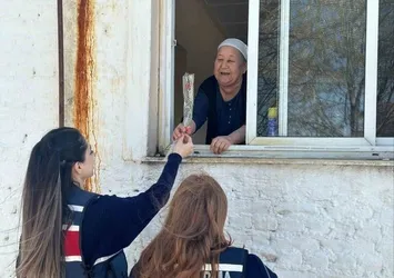 Jandarma yaşlı çınarları unutmadı