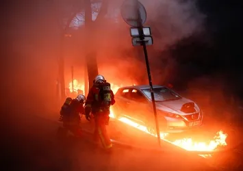 Fransa’nın başkenti Paris alev alev! Her şeyi yakıp yıkıyorlar...
