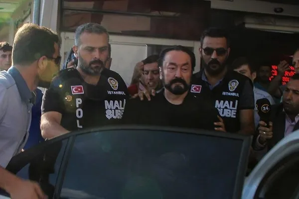 adnan-oktar-da-dilan-polat-gibi-avm-tutkunu-cikti-itirafci-ve-sikayetciler-anlatti-1708684922179.jpeg Adnan Oktar da Dilan Polat gibi AVM tutkunu çıktı! İtirafçı ve şikayetçiler anlattı - 3