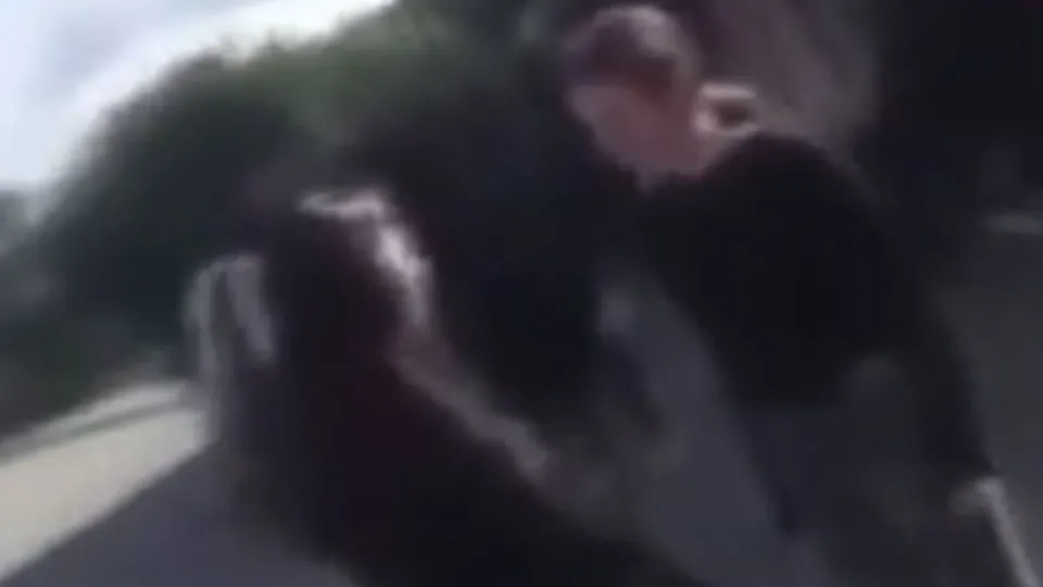 Kızların sevgili kavgasında yumruklar konuştu! Çevredekiler gülerek izledi