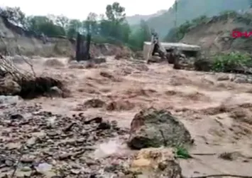 Giresun'da sel felaketi! İş makineleri sürüklendi