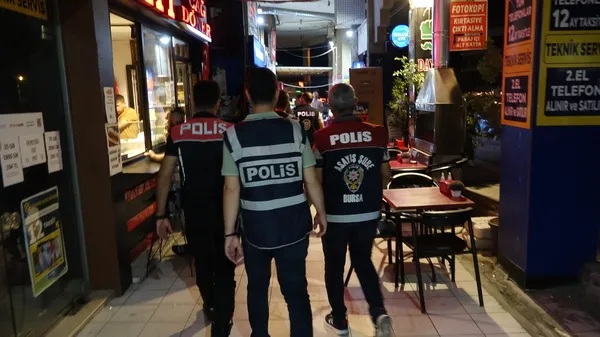1691801214838.jpg Bursa'da 200 polisle asayiş uygulaması: 480 kişi sorgulandı! 27 işyeri denetlendİ - 1