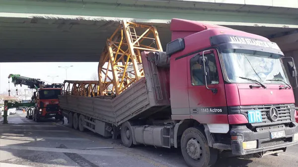 İstanbul Esenyurt'ta köprü altına sıkışan TIR trafiği felç etti - 1