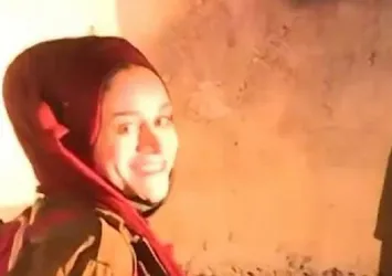 Filistinli sanatçı Afifi kendisini döverek gözaltına alan işgalci İsrailli askere gülümseyerek karşılık verdi