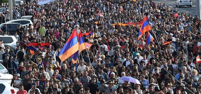Ermenistan’da başkente girişler durdu, havaalanı yolu kapatıldı!