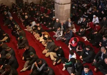 Aksaray'da 1500 genç Ramazan ayının son cumasında Ulu Camii'ne akın etti! Vali Hamza Aydoğdu sosyal medyadan paylaştı