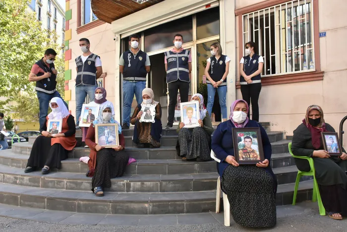 HDP’yi ziyaret ettikten sonra evlat nöbetindeki annelere uğrayan CHP’lilere ailelerden tepki: Ne yüzle geldiniz