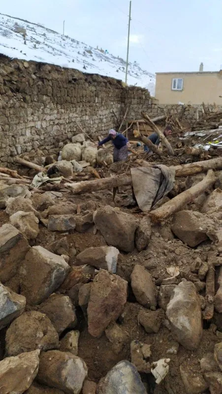 İran'da korkutan deprem! Van'da ölü ve yaralılar var
