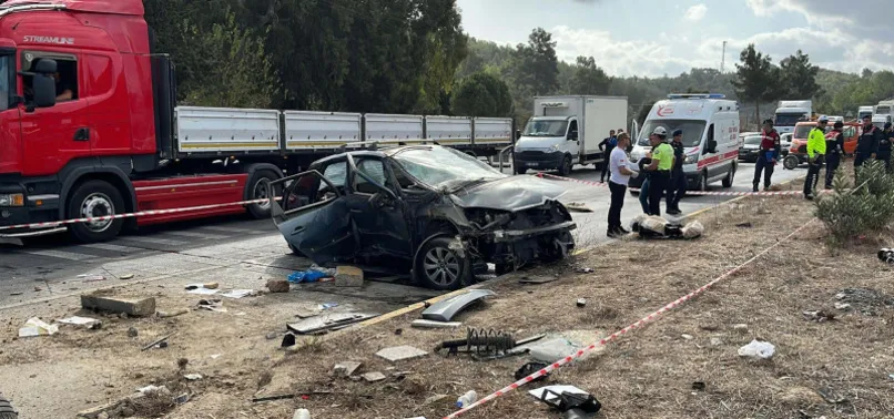 Bodrum'da feci kaza: Otomobil otobüsün altında kaldı