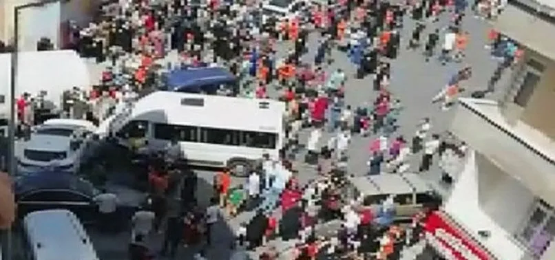 Son dakika: Sultangazi’de servis aracı okul önünde bekleyen öğrenci ve velilere çarptı: 4 yaralı